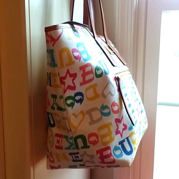 🎁 NEW Dooney & Burke Rainbow Design Large Travel Bag Tote/ Dust Cover - Picture 6 of 13